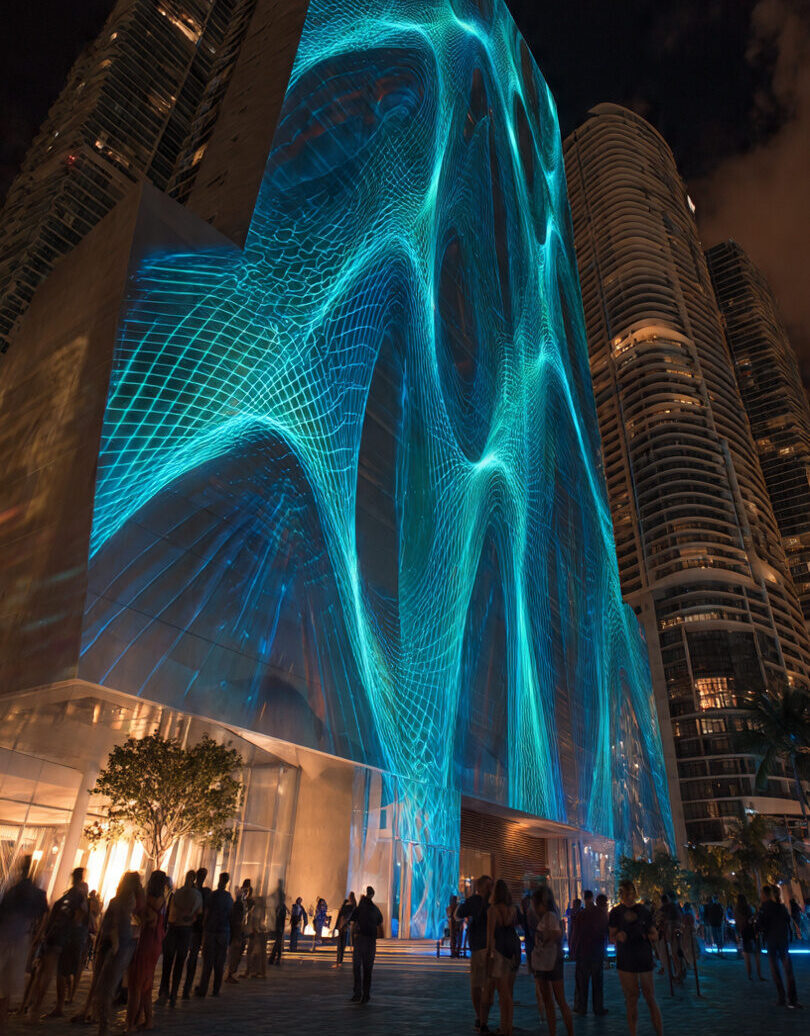 evento con l seres de color azul turquesa (1)