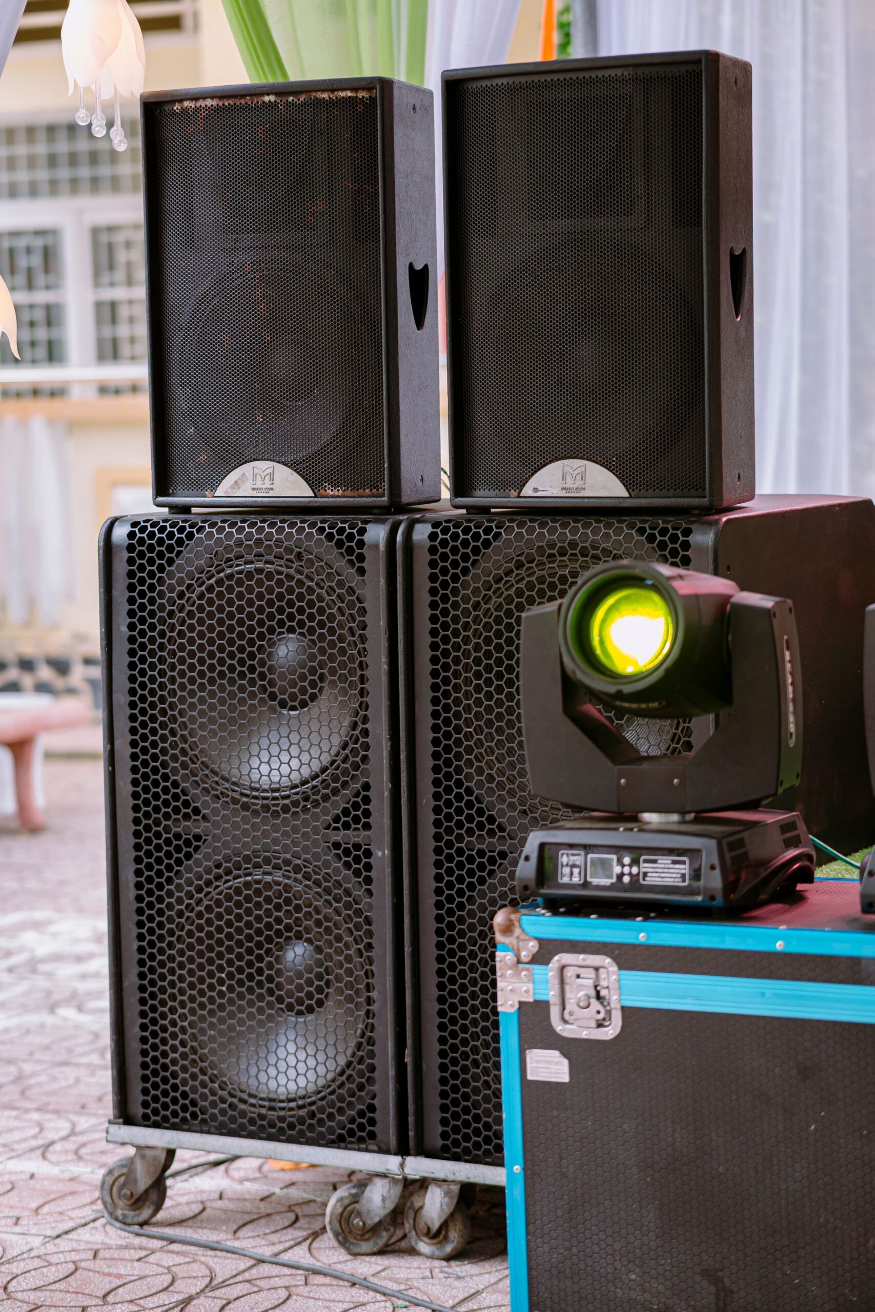 Equipo de sonido profesional en concierto