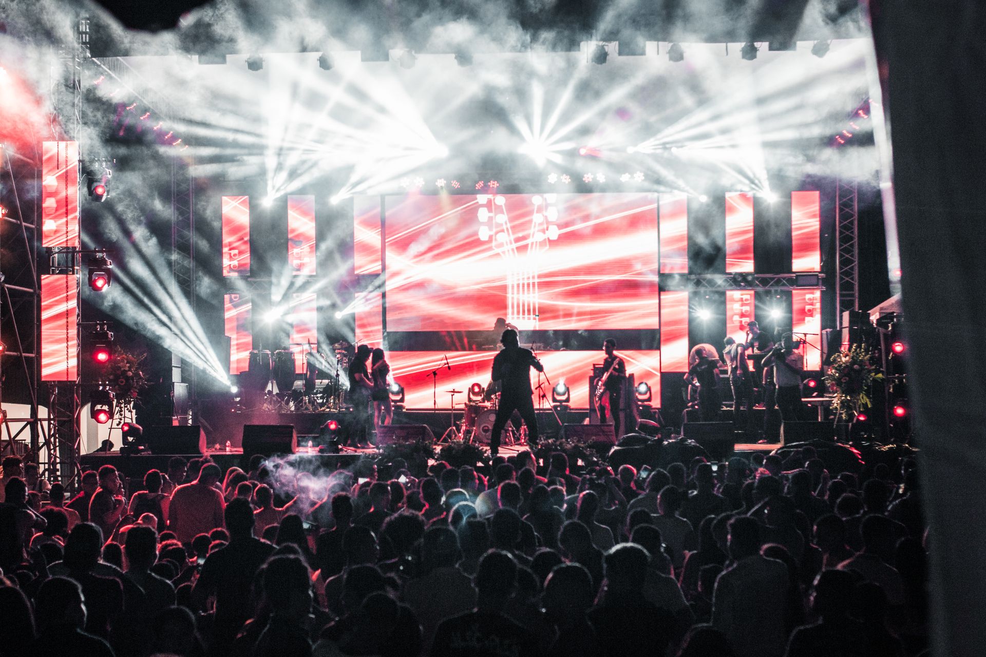 Público en concierto con luces